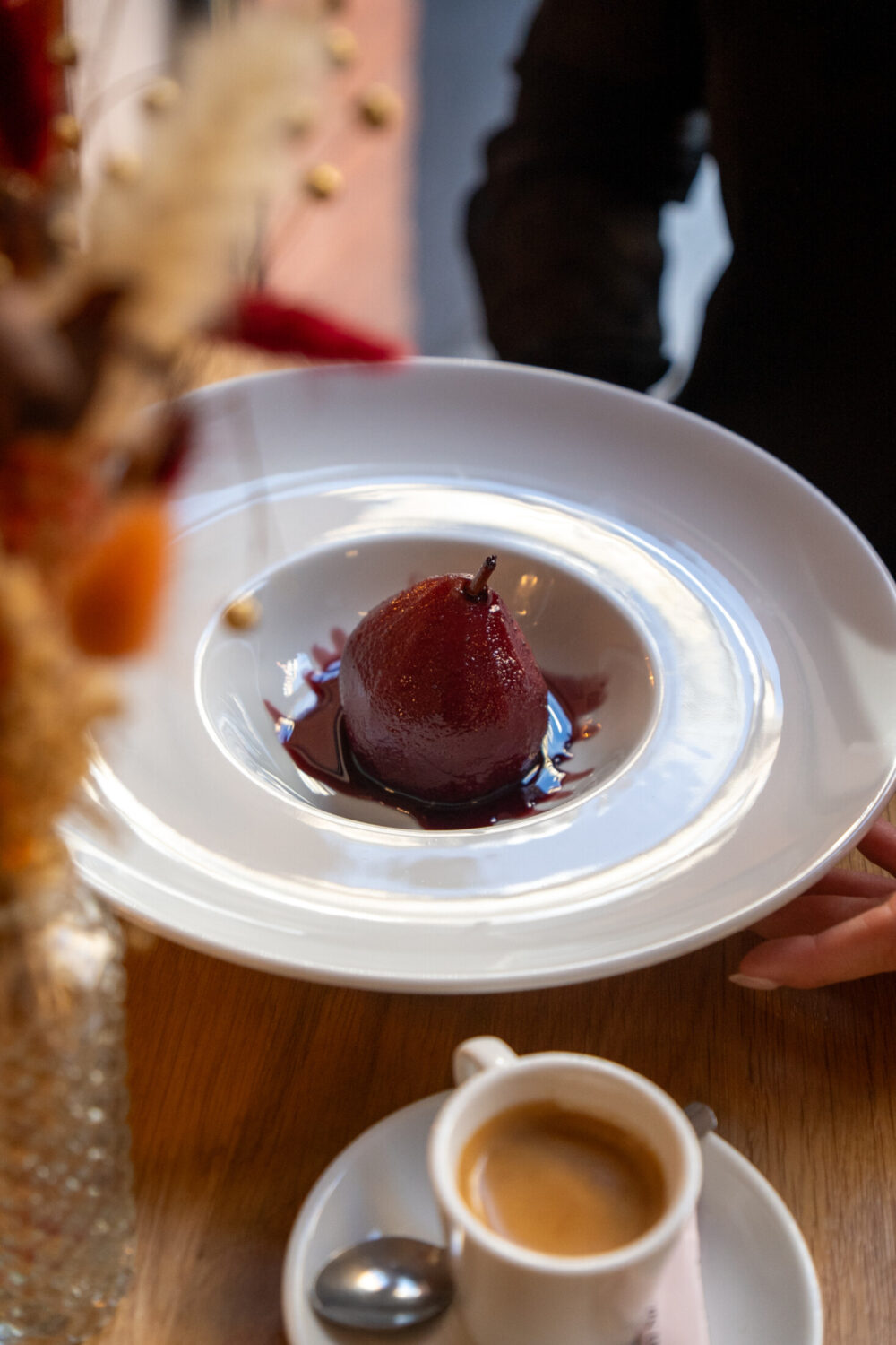 Poire pochée au vin rouge